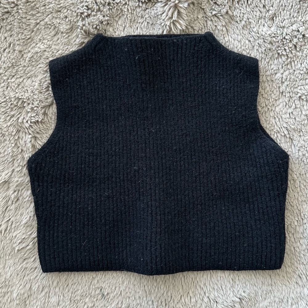 Club Monaco women’s Italian yarn cropped sleeveless vest